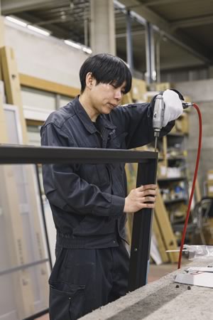 丸二サッシ工業株式会社